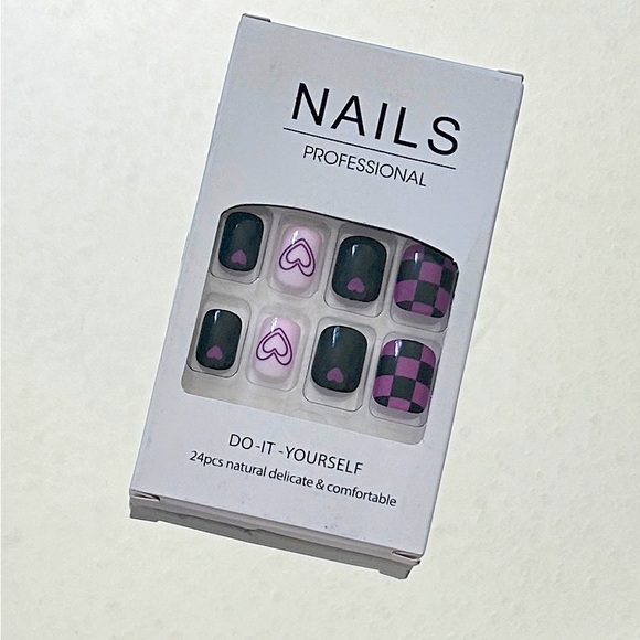 Black Pinkish Press On Nails With Checkerboard And Heart Design - Picture 2 of 4